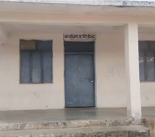 High School Sinawal Kala Found Locked at 2 PM Amid Admission Drive