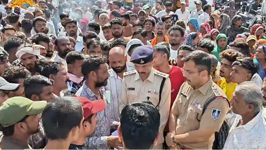 The Bargunda community has expressed its strong outrage in protest against the massacre that took place in Mandsaur yesterday.