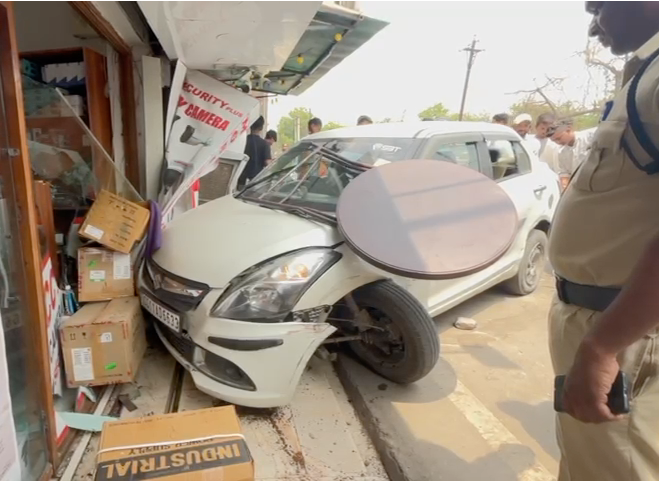 Speeding Car Crashes Into Shop, Major Accident Averted – Drunk Youths Detained