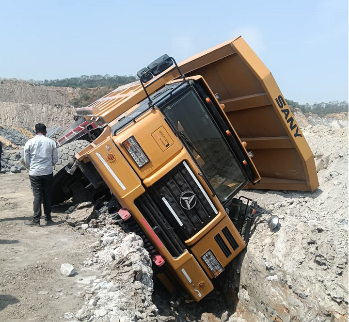 कोरबा: एसईसीएल कुसमुंडा खदान क्षेत्र में 24 घंटे के भीतर दूसरी बड़ी दुर्घटना सामने आई है। कुसमुंडा स्थित नीलकंठ कंपनी में एक भारी-भरकम डंपर अचानक गहरे गड्ढे में गिर गया, जिससे चालक गंभीर रूप से घायल हो गया।