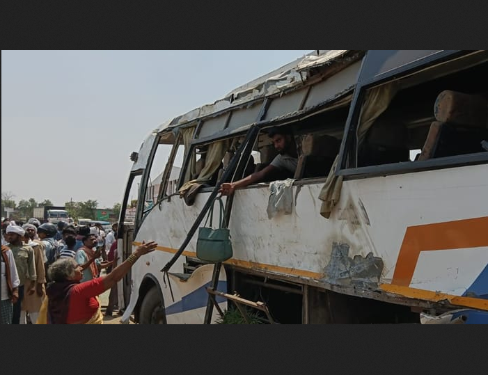 Major Road Accident in Ghazipur: Tourist Bus Overturns, 2 Women Dead, 35 Injured