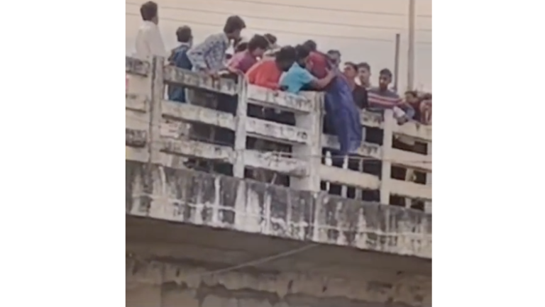 Mandsaur: Girl Attempts to Jump from Bridge, Locals Save Her in Time