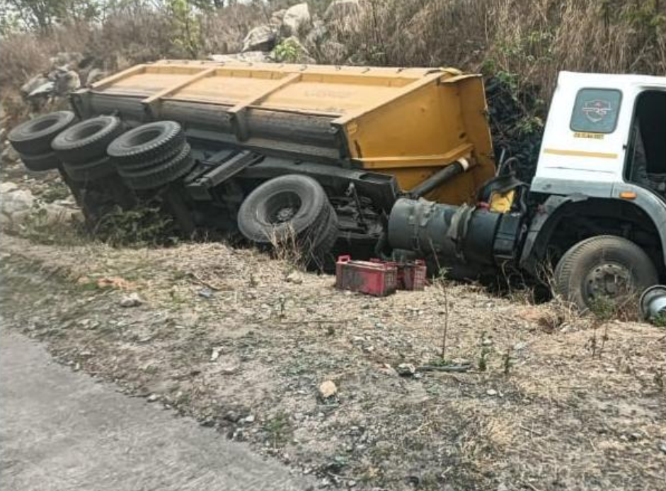 Major Road Accident on NH-130 in Korba: 3 Trailers and Car Collide, 5 Injured