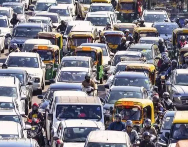 Ghaziabad Traffic Reality: Meerut Tiraha–Mannan Dham Stretch Turns ‘Danger Zone’ Amid Poor Management