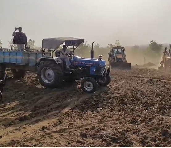 Stone Pelting on Anti-Encroachment Team in Nepanagar, JCB Damaged, Driver Injured