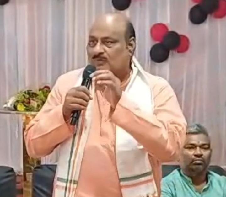 Former Minister Jaisingh and Minister Lakhan Lal have leveled allegations against each other