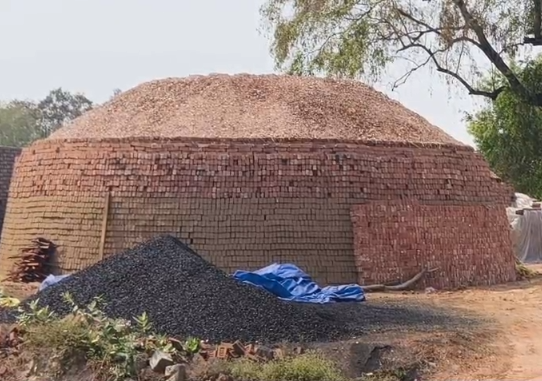 Fire-spewing earth, suffocating air—the dark truth of illegal brick kilns in Shivnarayan.Fire-spewing earth, suffocating air—the dark truth of illegal brick kilns in Shivnarayan.