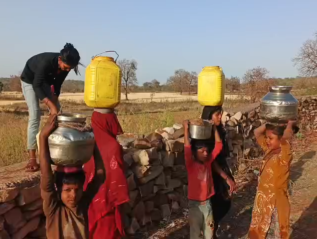 Residents of Rahuniya village in Panna are fetching drinking water from a distance of one kilometer.