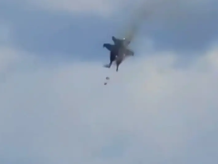 2 Navy Fighter Jets Crash Mid-Air at Idaho Air Show