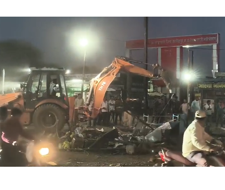 Administration Cracks Down on Encroachment in Gadarwara, Illegal Roadside Structures Removed