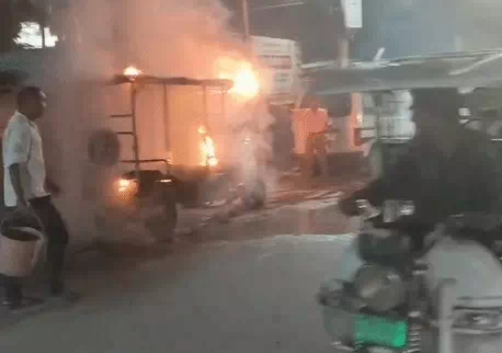 E-Rickshaw Catches Fire in Lucknow, Driver Escapes Moments Before Blaze