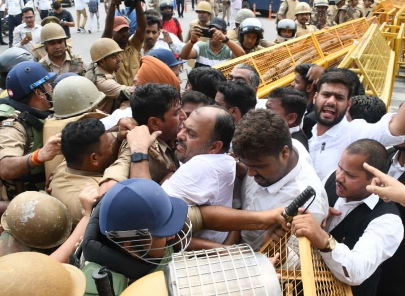 Lawyers’ Boycott in Lucknow After Lathicharge