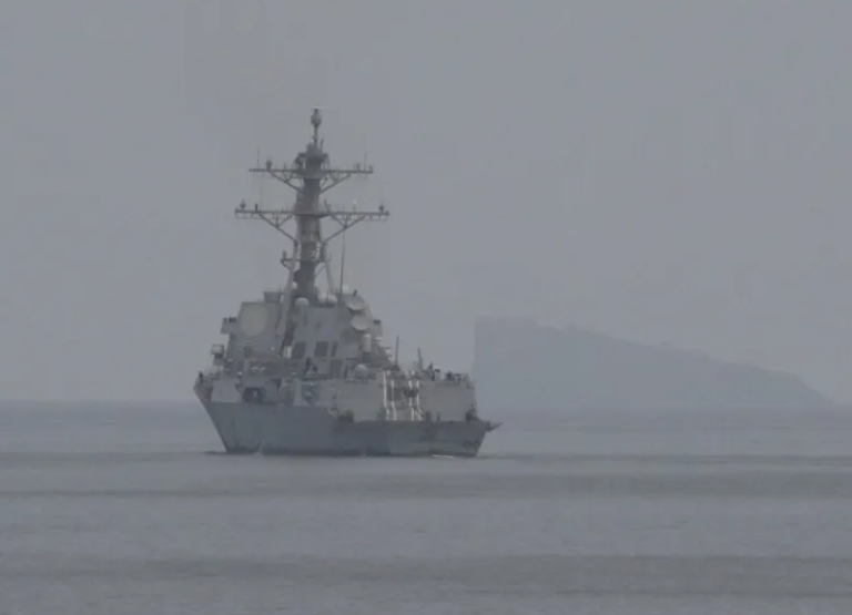 US Navy Warships Cross Strait of Hormuz, Repel Iranian Attacks and Enter Persian Gulf