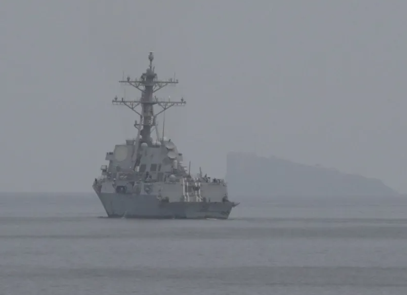 US Navy Warships Cross Strait of Hormuz, Repel Iranian Attacks and Enter Persian Gulf