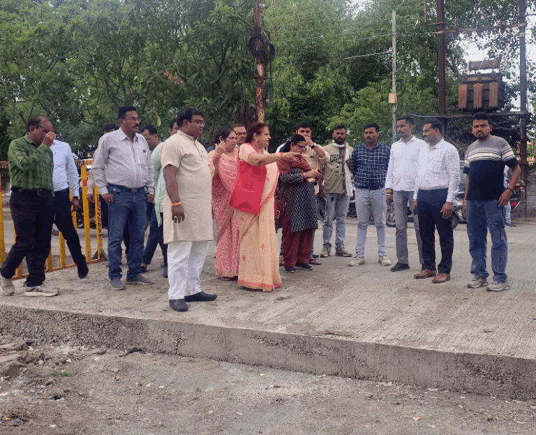 Archana Chitnis inspected Shanwara-Lalbagh road under construction