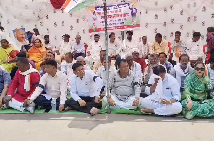 Congress Holds ‘Save Democracy’ Fast In Burhanpur, Raises Voice For Constitutional Rights