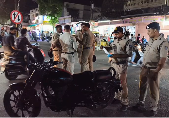 Datia Police Arrests Four Youths With Illegal Firearm During Special Checking Drive