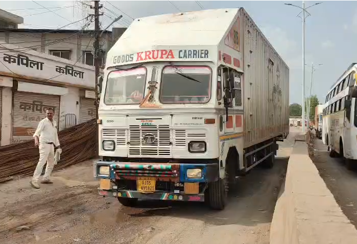Incomplete Divider from Ganpati Police Station to Shanwara Causes Daily Traffic Chaos, Residents Frustrated