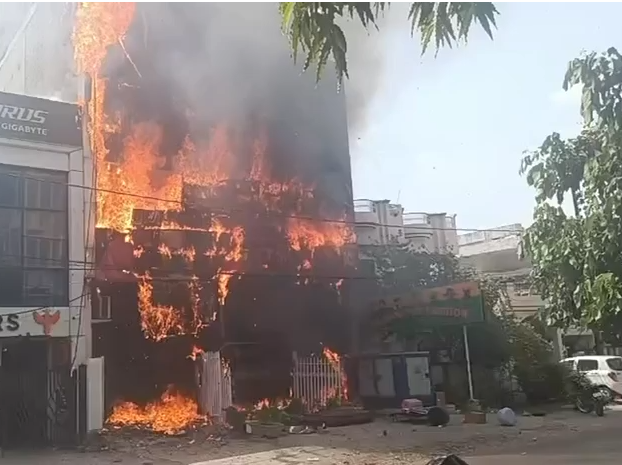 Massive Fire Breaks Out At Private Coaching Institute In Lucknow's Aliganj