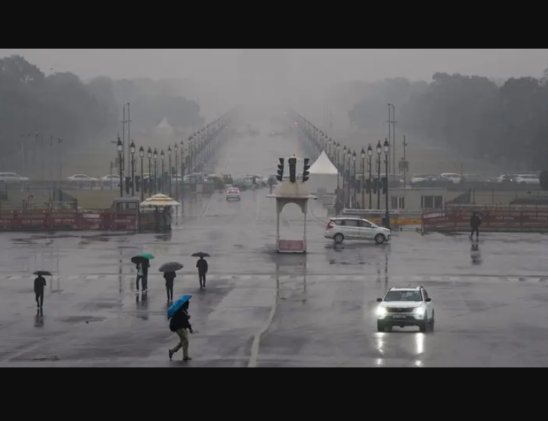 Monsoon Reaches 12 States, Rain Batters UP-MP; Heatwave Warning Issued for Delhi-NCR