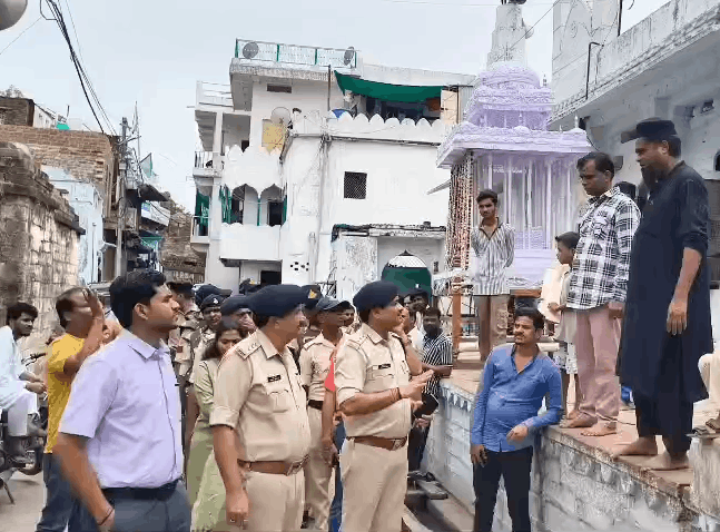 Police And Administration Conduct Flag March In Chanderi Ahead Of Muharram