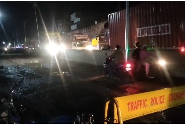 Rain Exposes Poor Road Work, Massive Traffic Jam Hits Burhanpur