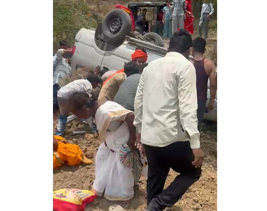 Devotee-Filled Innova Overturns In Ujjain, Mahant Mahavirnath Leads Rescue Effort