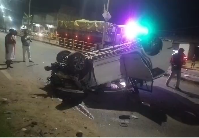 Speeding Innova Overturns After Hitting Divider, One Seriously Injured