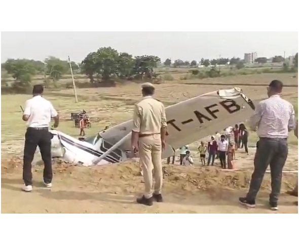English Title: Trainee Aircraft Crashes Near National Highway in Uttar Pradesh's Kasganj, Woman Pilot Injured