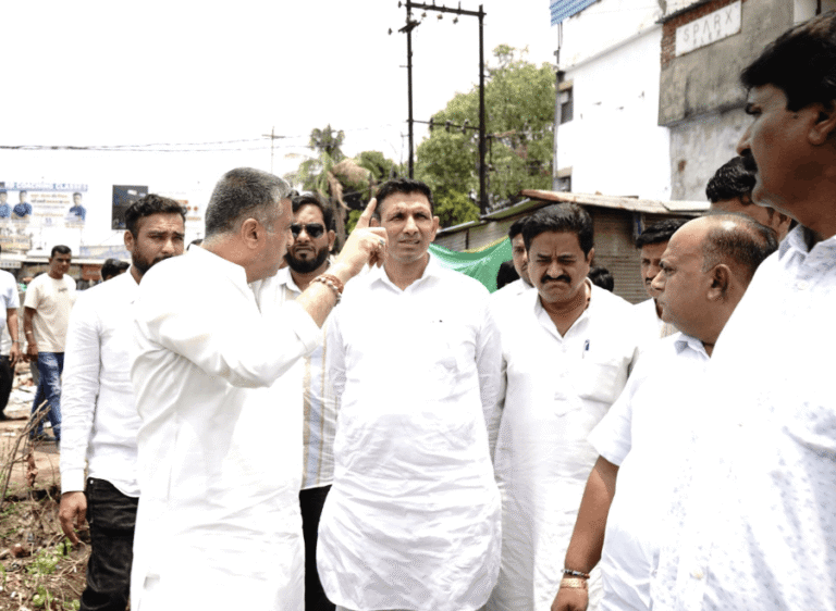 Jitu Patwari’s Unique Visit To Betul: Served At Ashram And Ploughed Field With Farmer