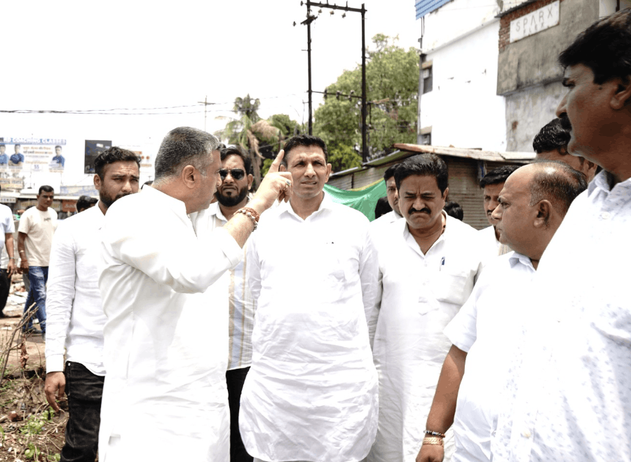 Jitu Patwari’s Unique Visit To Betul: Served At Ashram And Ploughed Field With Farmer
