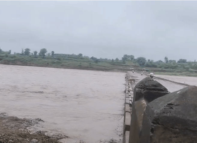 Hatnur Causeway Submerged After Heavy Rain, Police Issue Alert as Farmers Welcome Good Showers
