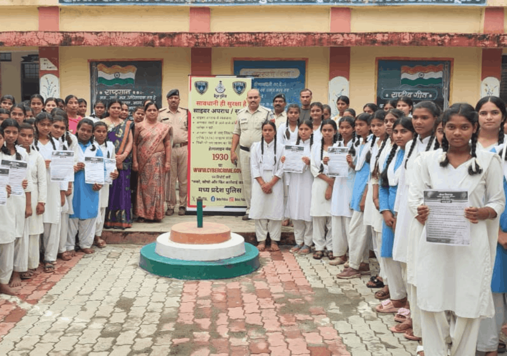 Cyber Safety Awareness Drive Held for Girl Students in Betul Under Safe Click 2.0 Campaign
