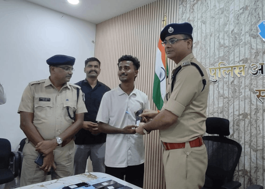 Burhanpur Police Returns 100 Lost Mobile Phones Worth ₹20 Lakh