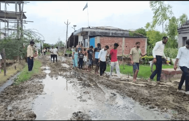 Rising Ganga Water Level Floods Riverside Villages in Ghazipur, Administration on Alert
