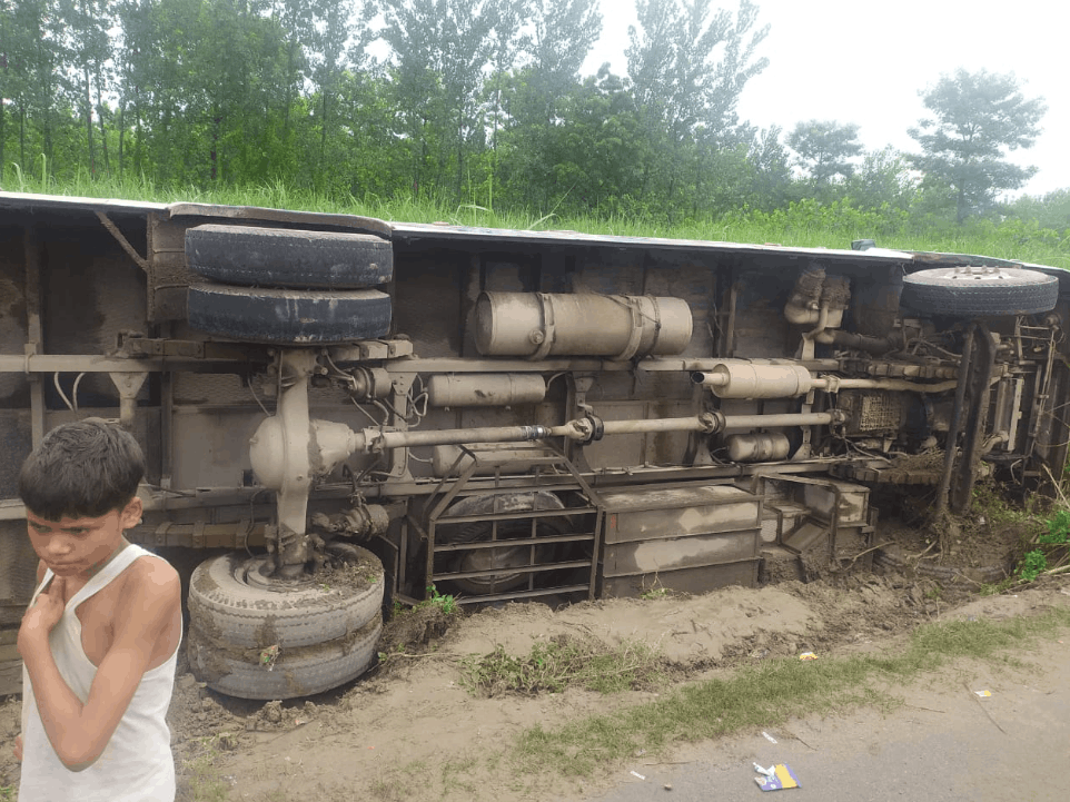 Private Bus Overturns in Field While Avoiding Pothole in Sitapur, Major Tragedy Averted