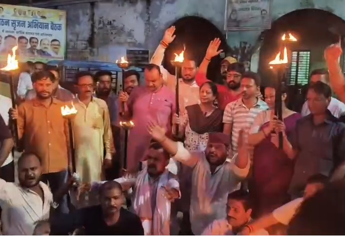BJP Protests Outside Congress Office in Shahjahanpur Over Alleged Insult to ‘Vande Mataram’