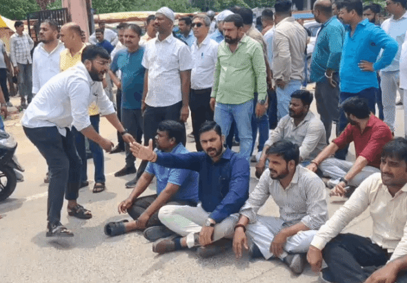 Gorakhpur: Lawyers Protest Contractor Shiv Kumar Tripathi’s Murder, Block Road Outside Medical College