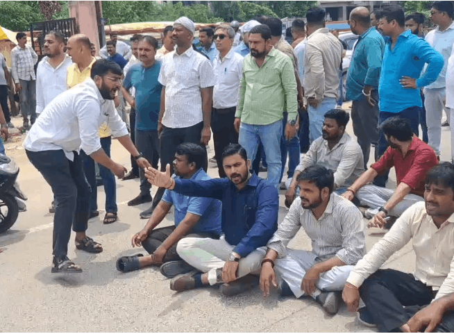 Gorakhpur: Lawyers Protest Contractor Shiv Kumar Tripathi’s Murder, Block Road Outside Medical College