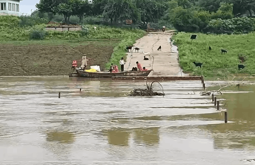 Chandrawal River in Spate Floods Dozens of Villages in Banda, Residents Demand Permanent Bridge