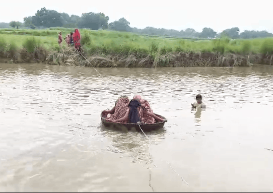 Fatehpur: Flooded Sasur Khaderi River Cuts Off Villages, Residents Use Iron Cauldron as Boat