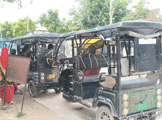 Traffic Snarls Due to E-Rickshaw Congestion in Balrampur Market, Traders Seek Action