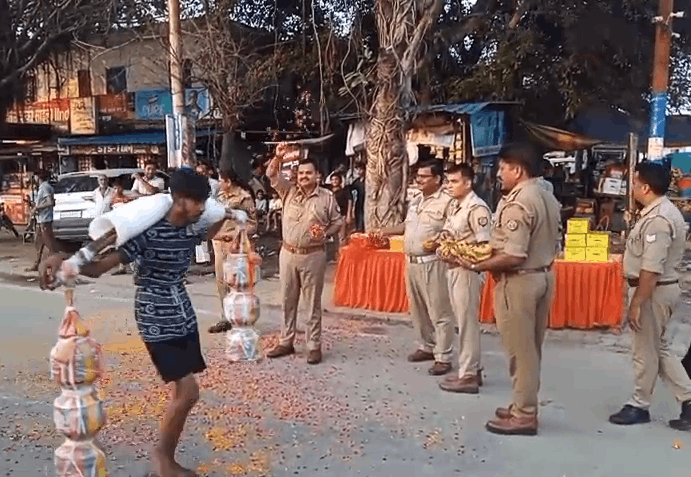 Hapur: Police Welcomes Kanwariyas with Flower Shower at Jadeed Chowki