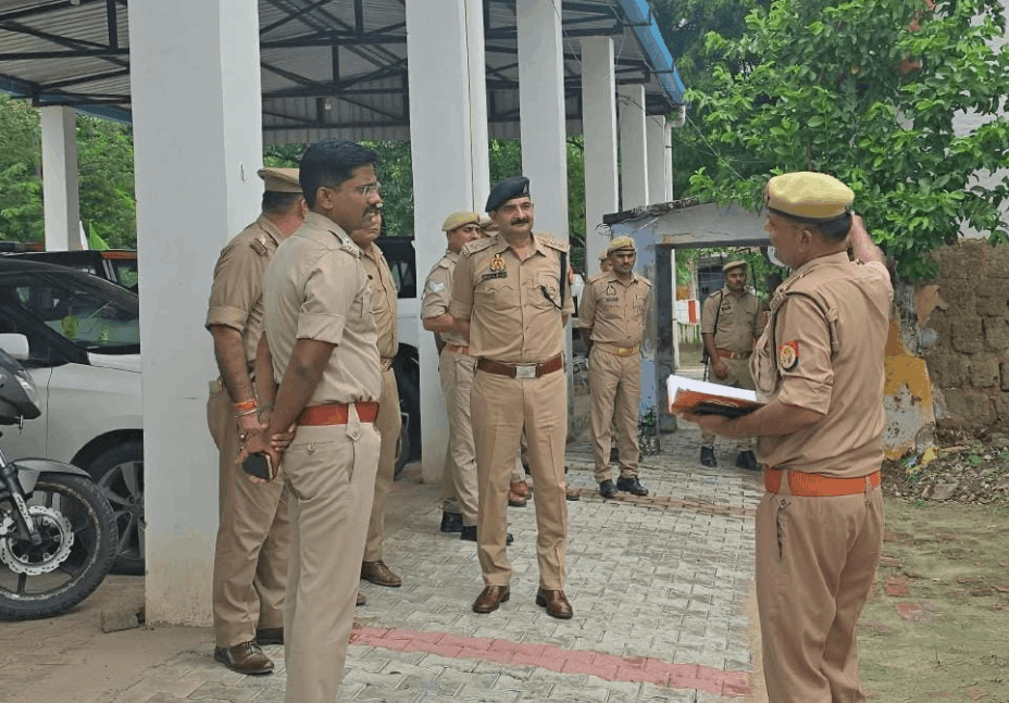 Etah SSP Conducts Surprise Inspection of Police Lines, Reviews Ongoing Construction