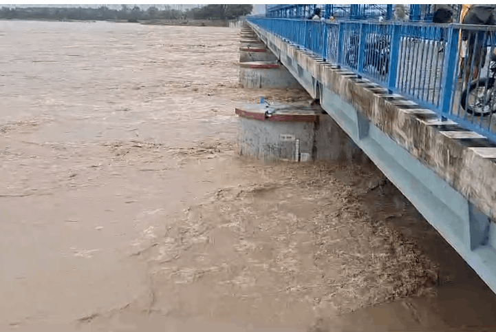 Rapti River Flows Above Danger Mark in Shravasti, Flood Alert Intensifies