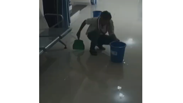 Waterlogging in Newly Built Nepanagar Municipal Building Raises Questions Over Construction Quality