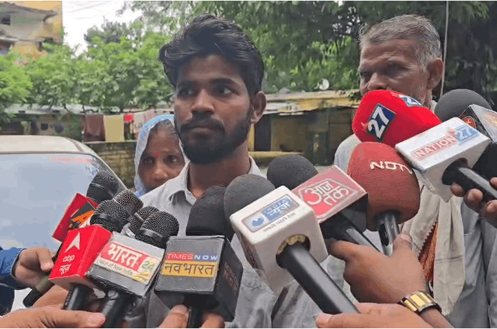Jhansi: Man Alleges Wife Drugged Him and Met Alleged Lover, Seeks Justice from SSP