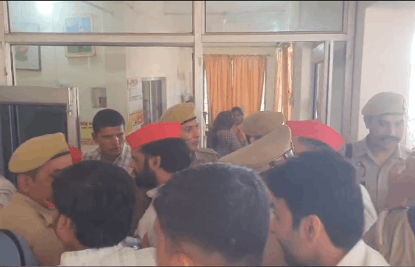 Baghpat: Scuffle Between SP Workers and Police Outside SP Office, Video Goes Viral