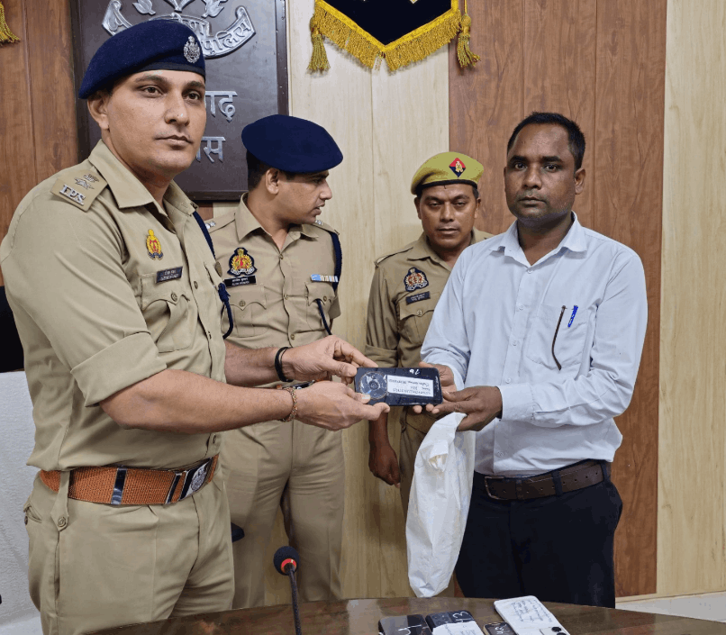 Pratapgarh Police Recovers 376 Lost Mobile Phones Worth ₹67.68 Lakh