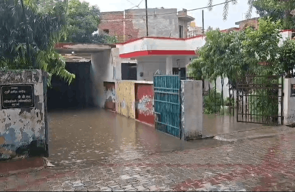 Heavy Rain Triggers Waterlogging in Bulandshahr, Water Enters Homes and Official Residences